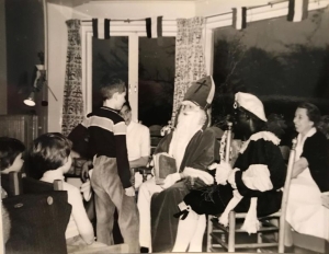 F021 Sinterklaas in het kinderhuis Van Hasseltpaviljoen (ca 1965)